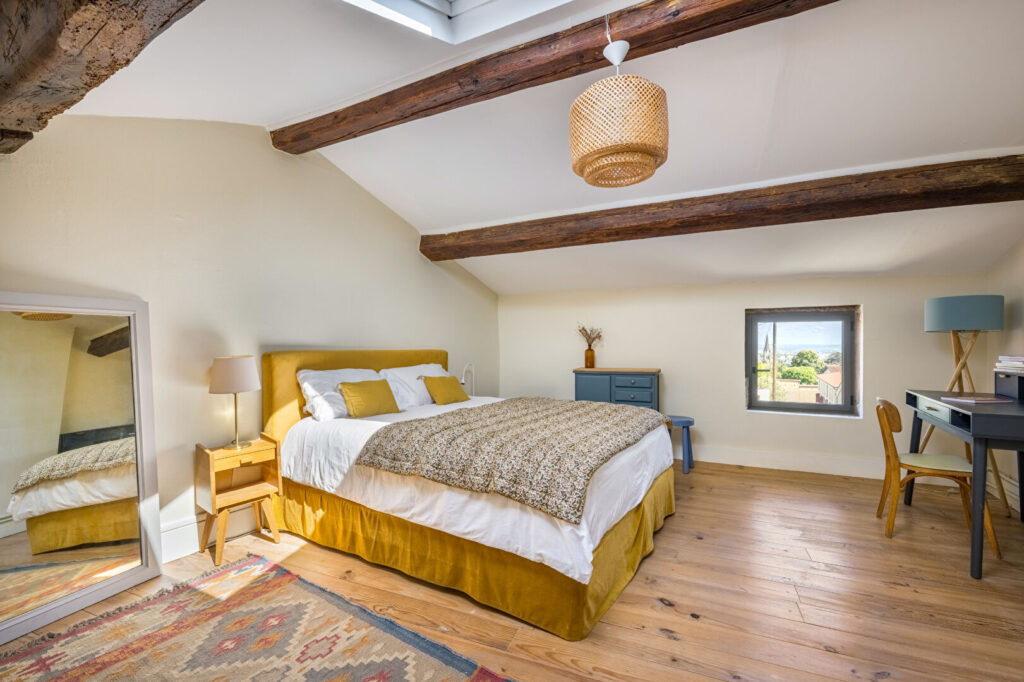 Maison de village ancienne en pierre de 180m²  avec  45m² de cour  à Saint Cyr Au Mont D Or