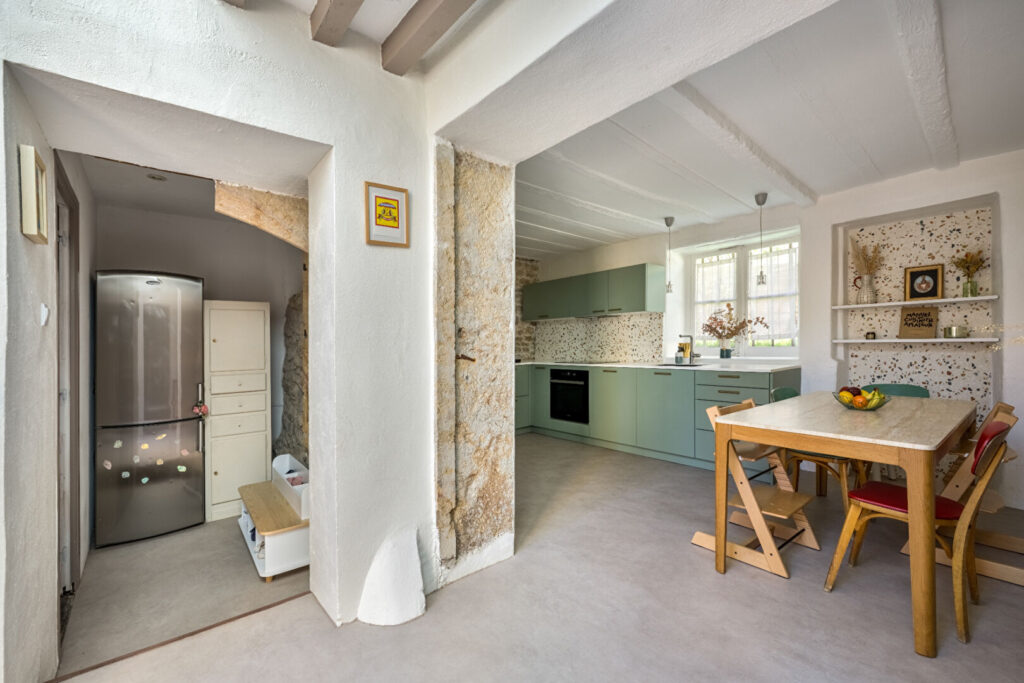 Maison de village ancienne en pierre de 180m²  avec  45m² de cour  à Saint Cyr Au Mont D Or