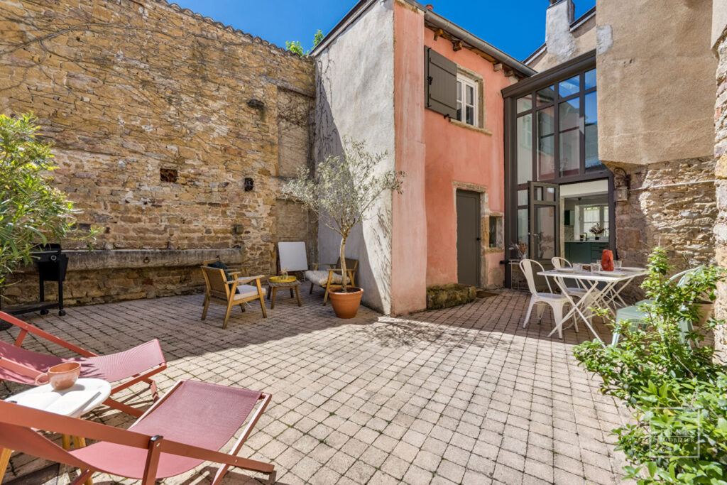 Maison de village ancienne en pierre de 180m²  avec  45m² de cour  à Saint Cyr Au Mont D Or