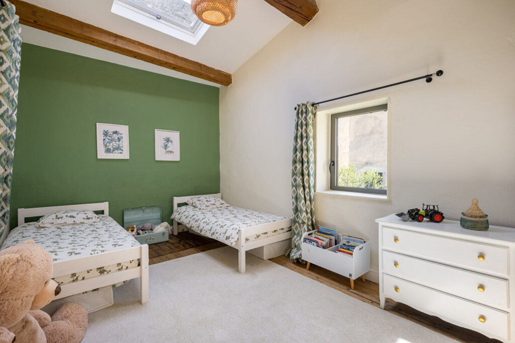 Maison de village ancienne en pierre de 180m²  avec  45m² de cour  à Saint Cyr Au Mont D Or