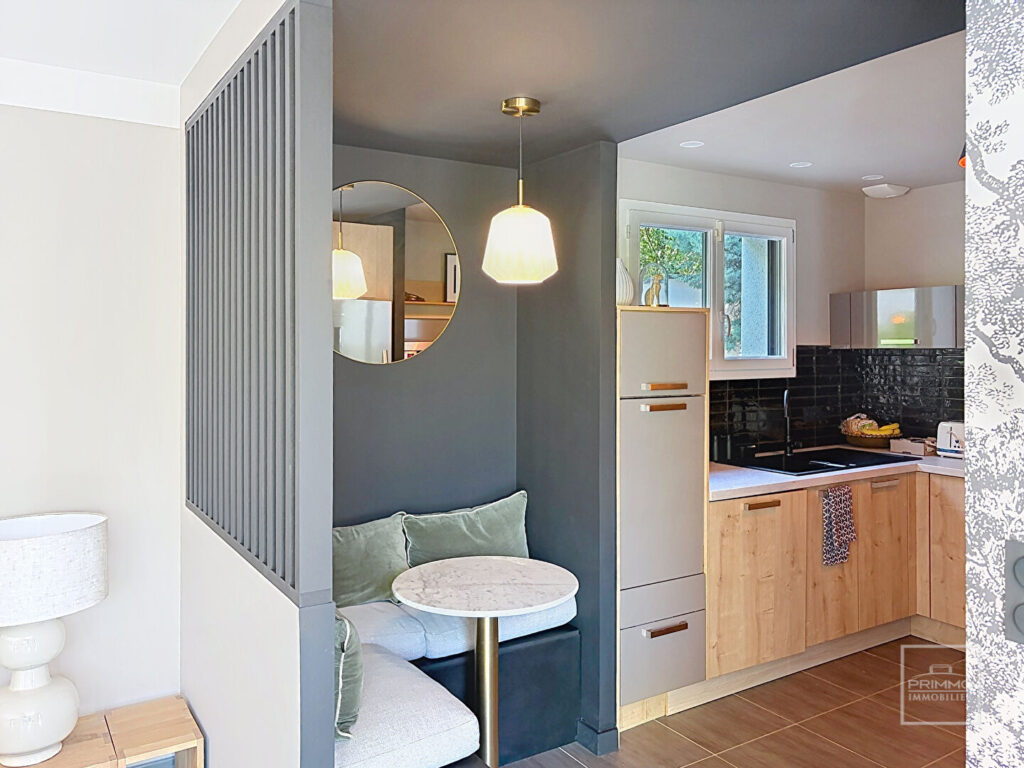 Centre village de Limonest, duplex de 111m² en rez de jardin de 290m² clos + garage