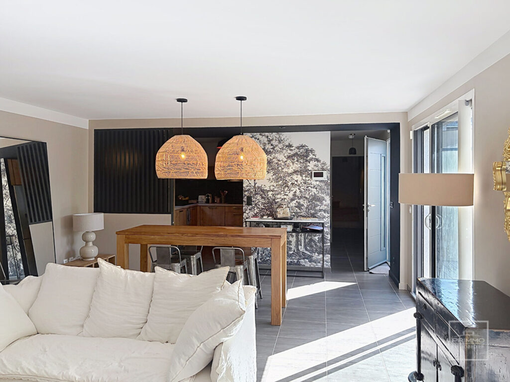 Centre village de Limonest, duplex de 111m² en rez de jardin de 290m² clos + garage