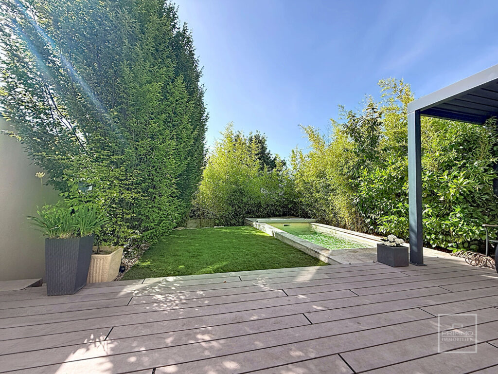 Centre village de Limonest, duplex de 111m² en rez de jardin de 290m² clos + garage