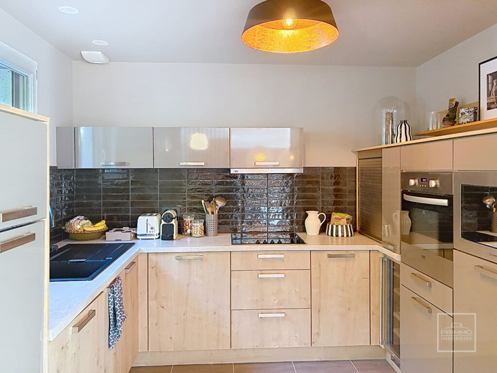 Centre village de Limonest, duplex de 111m² en rez de jardin de 290m² clos + garage