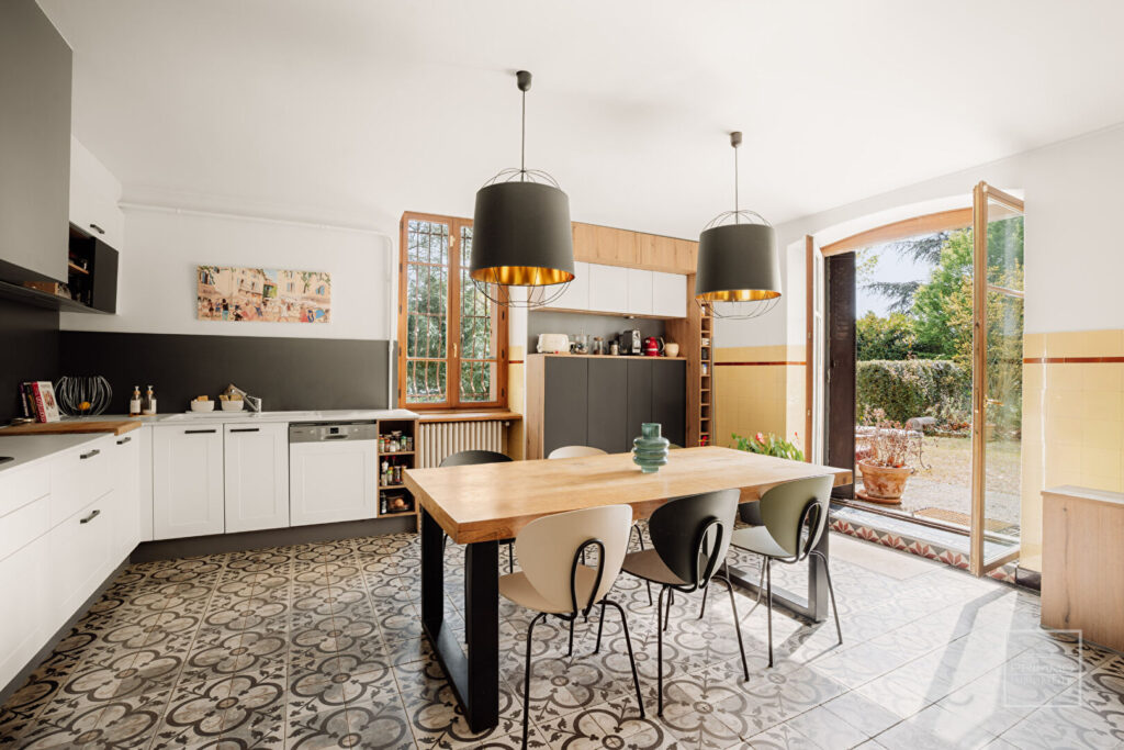 NEUVILLE SUR SAONE – 137m² DE CHARME, JARDIN 1385m² & PARKING