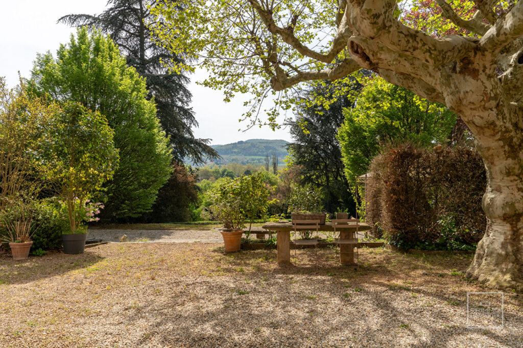 NEUVILLE SUR SAONE – 137m² DE CHARME, JARDIN 1385m² & PARKING