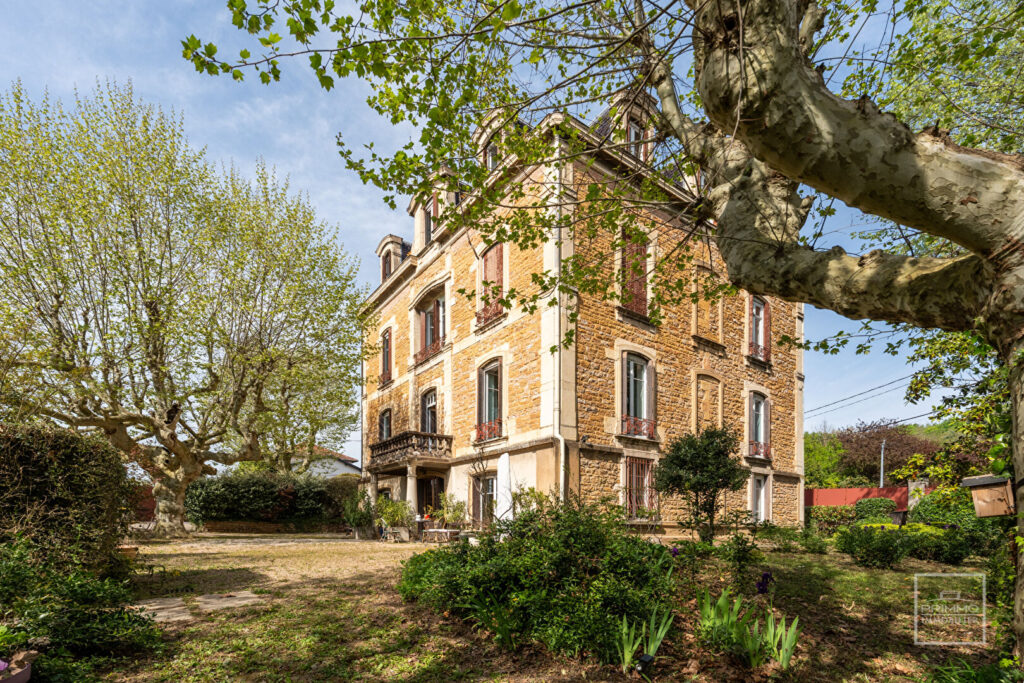 NEUVILLE SUR SAONE – 137m² DE CHARME, JARDIN 1385m² & PARKING