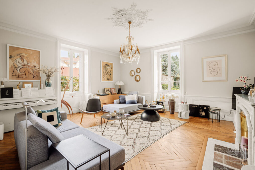 NEUVILLE SUR SAONE – 137m² DE CHARME, JARDIN 1385m² & PARKING