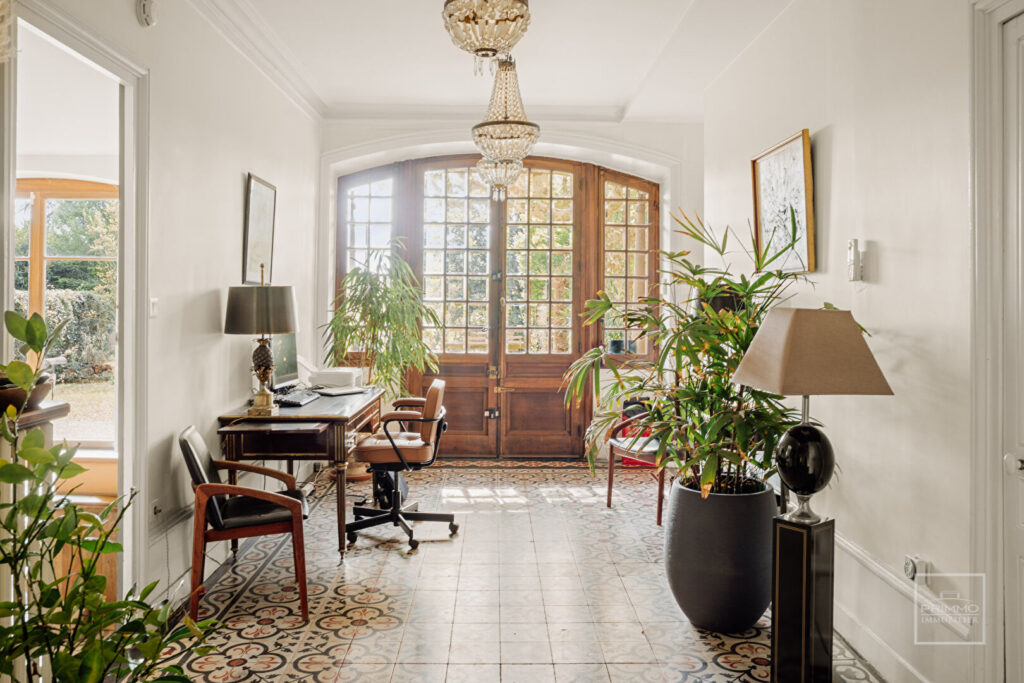 NEUVILLE SUR SAONE – 137m² DE CHARME, JARDIN 1385m² & PARKING