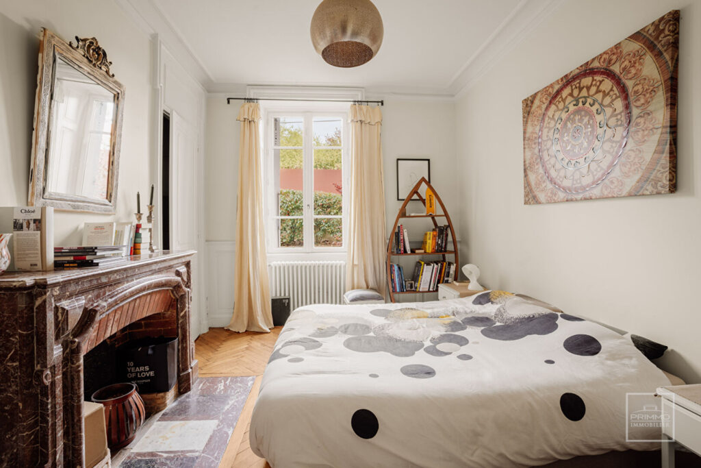 NEUVILLE SUR SAONE – 137m² DE CHARME, JARDIN 1385m² & PARKING