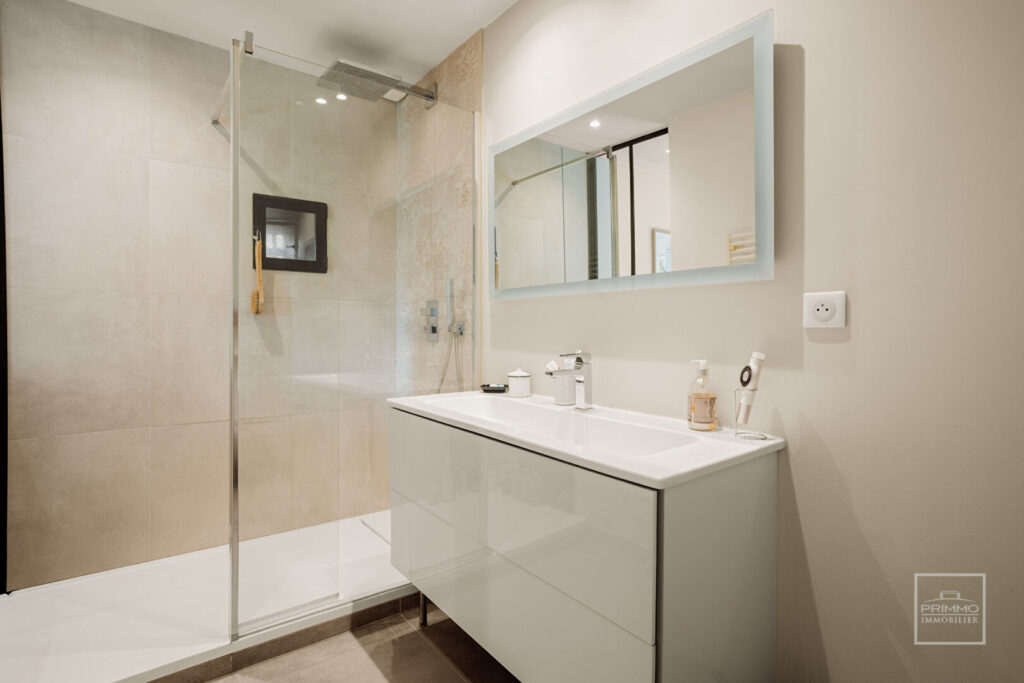 NEUVILLE SUR SAONE – 137m² DE CHARME, JARDIN 1385m² & PARKING