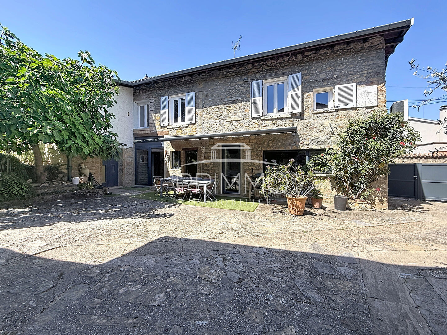 SAINT DIDIER AU MONT D&rsquo;OR Corps de ferme du XVIIe siècle, 2 maisons + revenus locatifs, piscine
