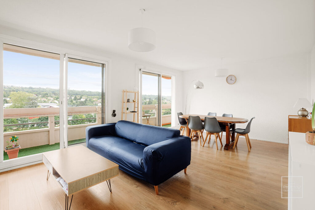 NEUVILLE SUR SAONE, T4, 93 m², BALCON 11m², STATIONNEMENT