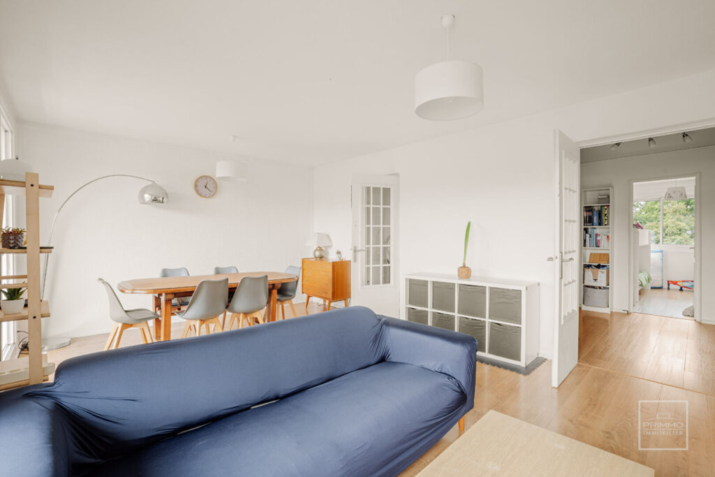 NEUVILLE SUR SAONE, T4, 93 m², BALCON 11m², STATIONNEMENT