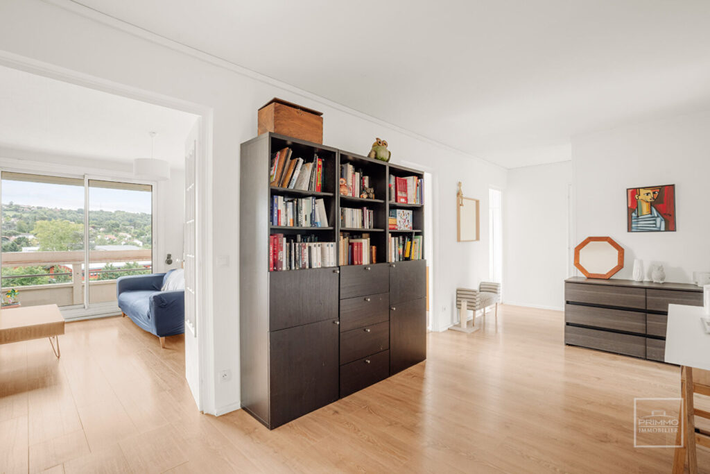 NEUVILLE SUR SAONE, T4, 93 m², BALCON 11m², STATIONNEMENT