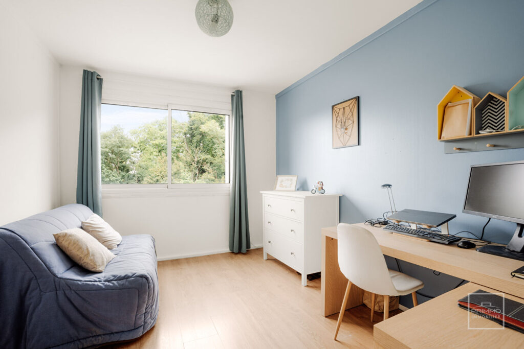 NEUVILLE SUR SAONE, T4, 93 m², BALCON 11m², STATIONNEMENT