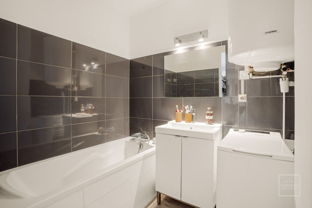 NEUVILLE SUR SAONE, T4, 93 m², BALCON 11m², STATIONNEMENT