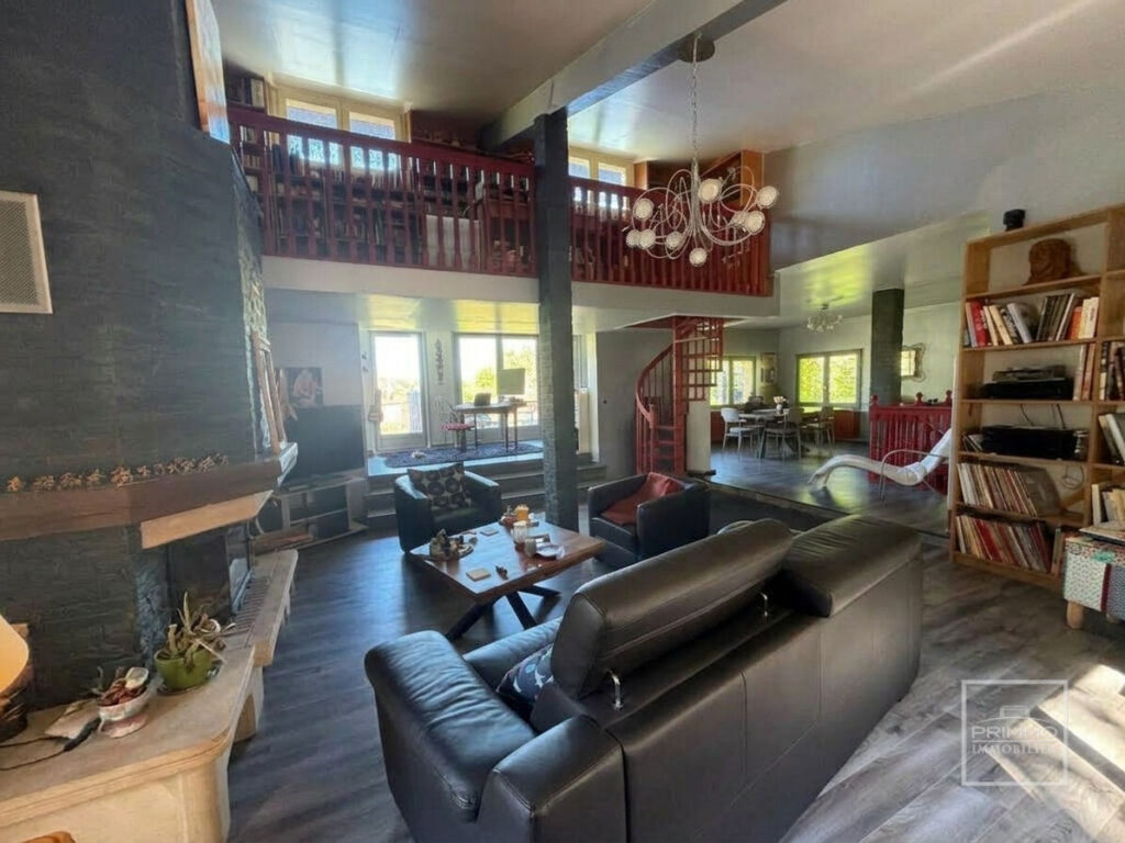 COUZON AU MONT D’OR, DEMEURE DE CARACTERE, PARC DE 6000 m²