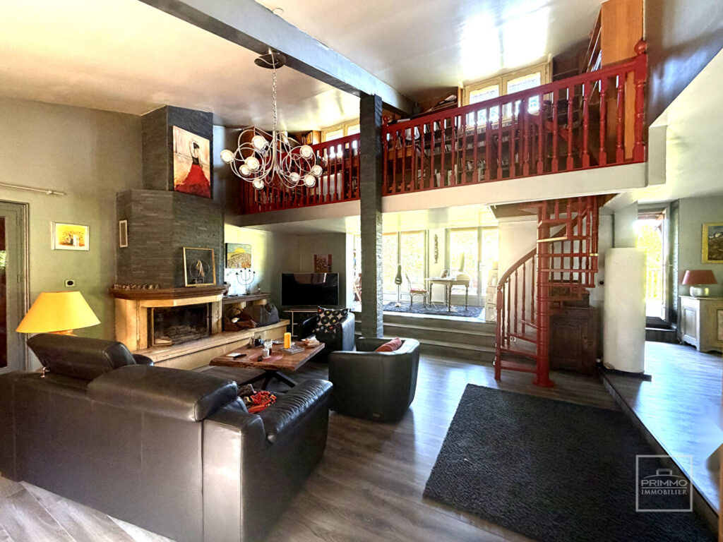 COUZON AU MONT D’OR, DEMEURE DE CARACTERE, PARC DE 6000 m²