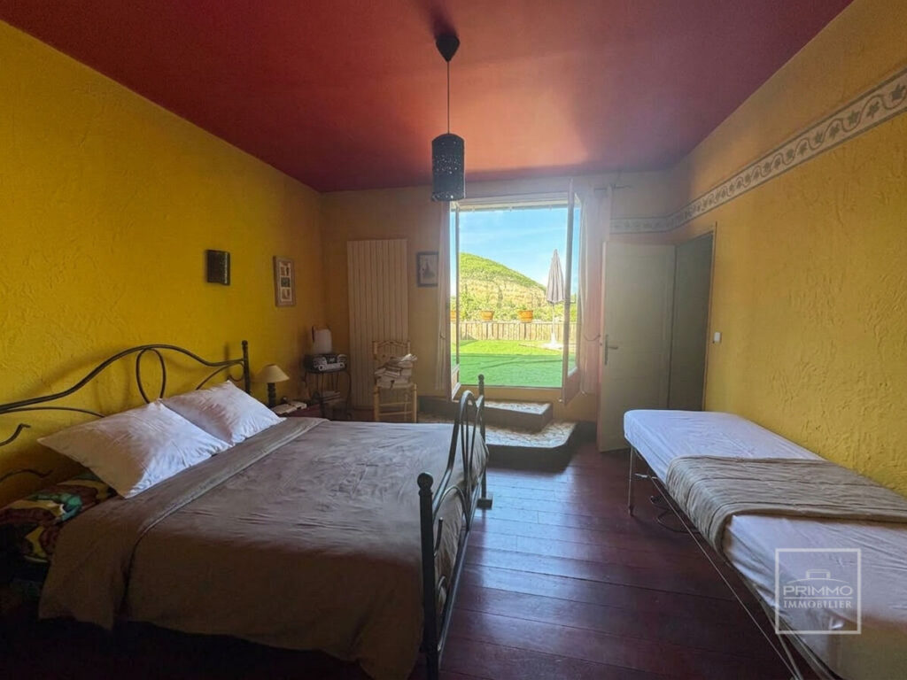 COUZON AU MONT D’OR, DEMEURE DE CARACTERE, PARC DE 6000 m²