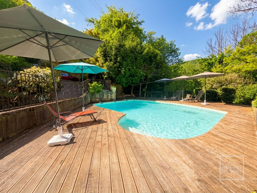 COUZON AU MONT D’OR, DEMEURE DE CARACTERE, PARC DE 6000 m²