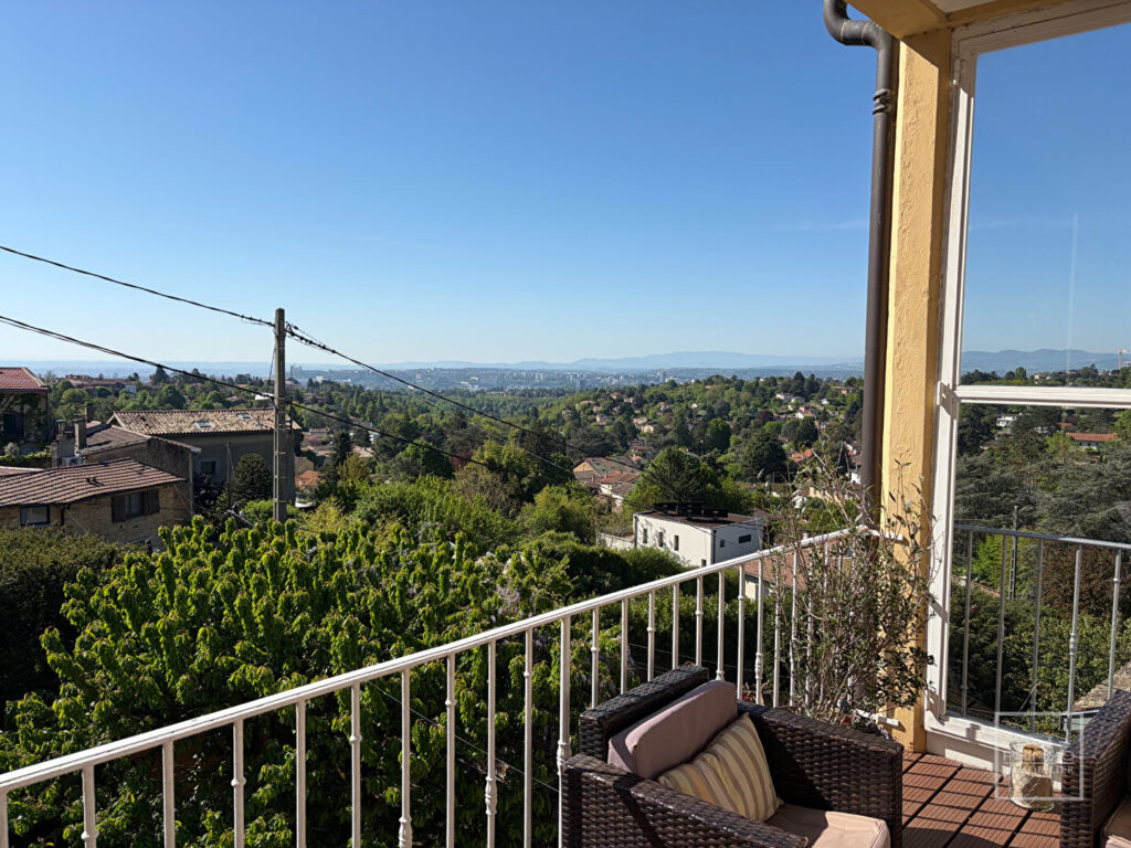 Saint Cyr au Mont d&rsquo;Or, dans bâtisse ancienne, duplex de 137m², terrasse, jardin, garage