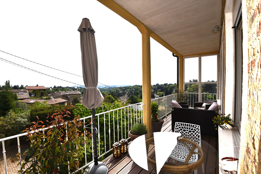 Saint Cyr au Mont d&rsquo;Or, dans bâtisse ancienne, duplex de 137m², terrasse, jardin, garage