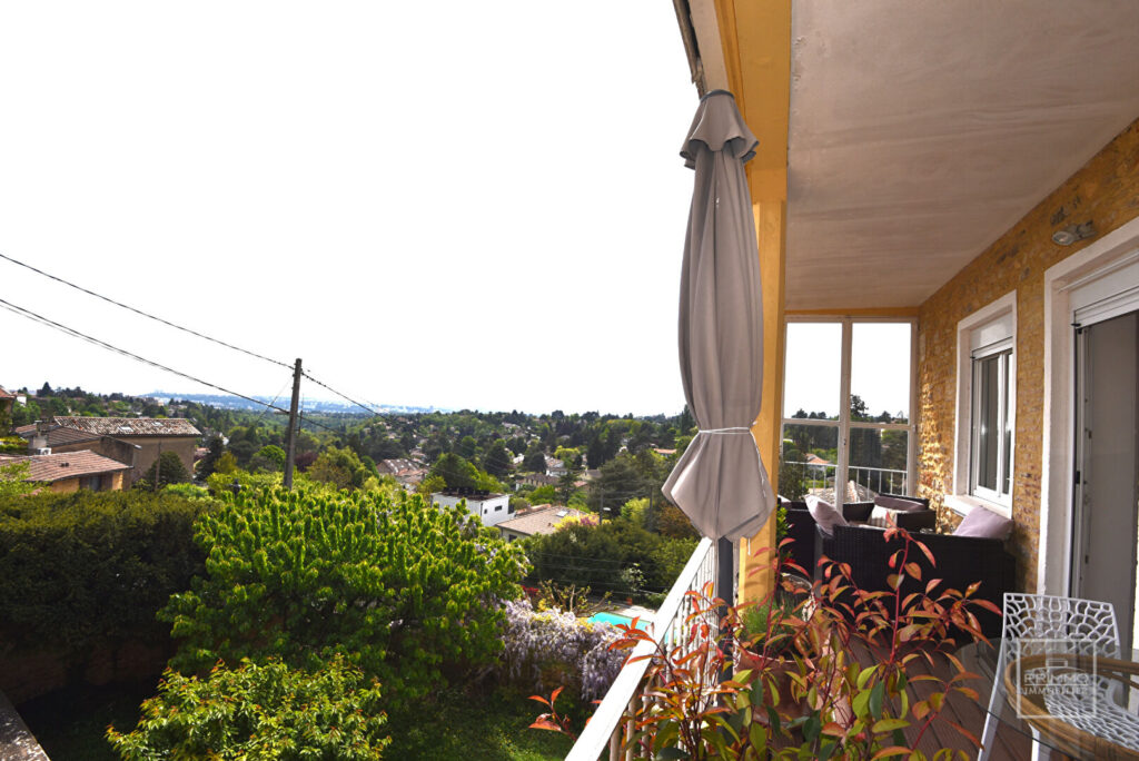 Saint Cyr au Mont d&rsquo;Or, dans bâtisse ancienne, duplex de 137m², terrasse, jardin, garage