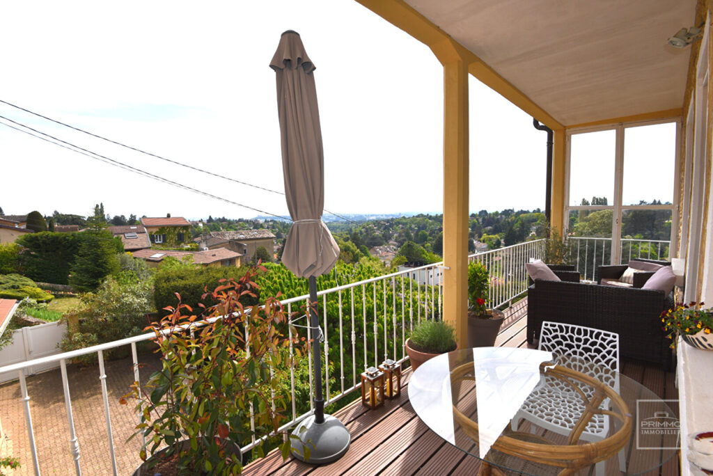 A Saint Cyr au mont d&rsquo;or dans bâtisse ancienne divisée, duplex de 137m²  comme une maison de village + terrasse, jardin et garage