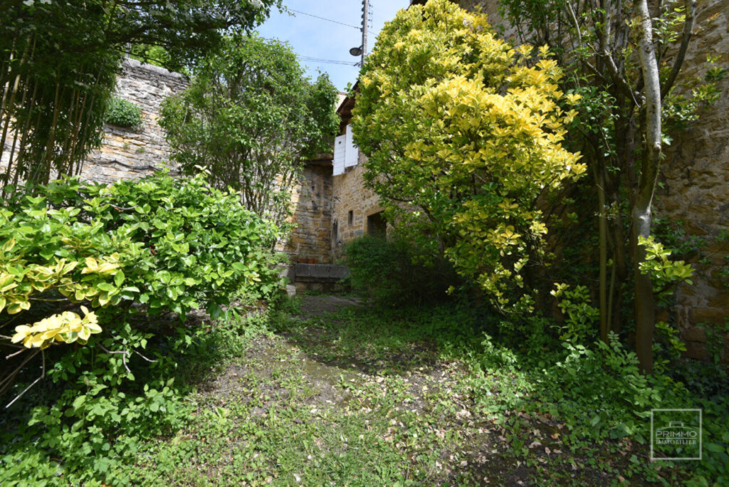 A Saint Cyr au mont d&rsquo;or dans bâtisse ancienne divisée, duplex de 137m²  comme une maison de village + terrasse, jardin et garage