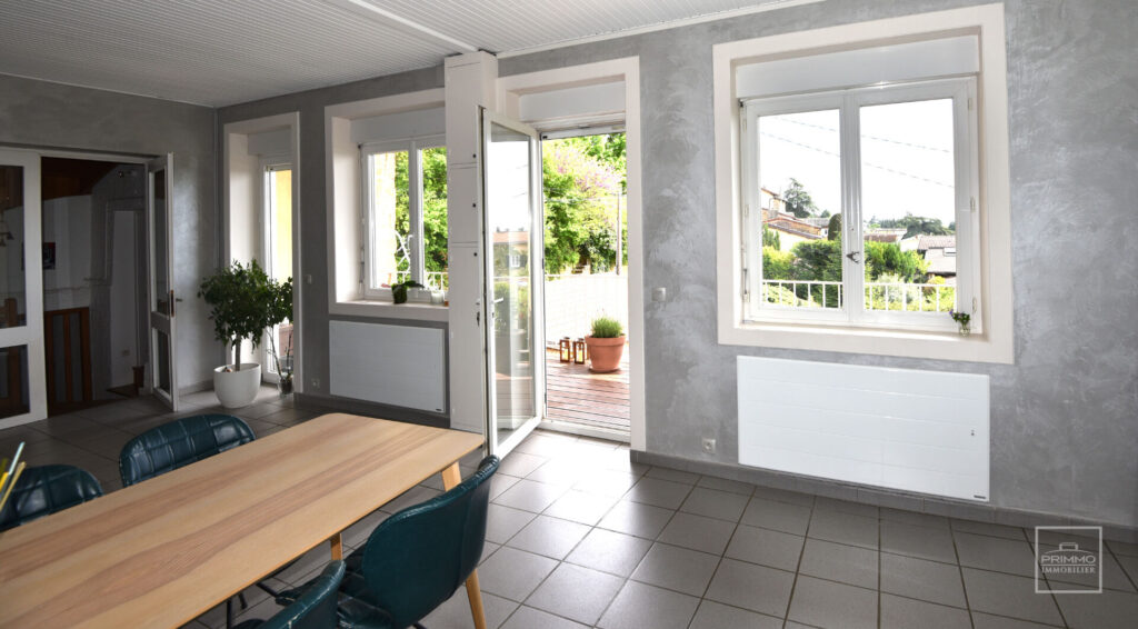 A Saint Cyr au mont d&rsquo;or dans bâtisse ancienne divisée, duplex de 137m²  comme une maison de village + terrasse, jardin et garage