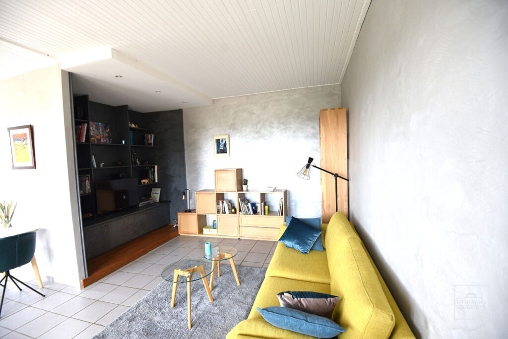 A Saint Cyr au mont d&rsquo;or dans bâtisse ancienne divisée, duplex de 137m²  comme une maison de village + terrasse, jardin et garage