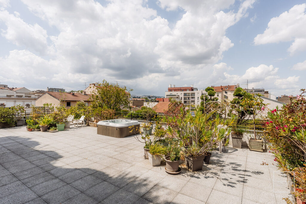 VILLEURBANNE, RARE, T4 AVEC TERRASSE & VUE DEGAGEE