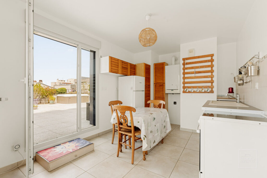 VILLEURBANNE, RARE, T4 AVEC TERRASSE & VUE DEGAGEE