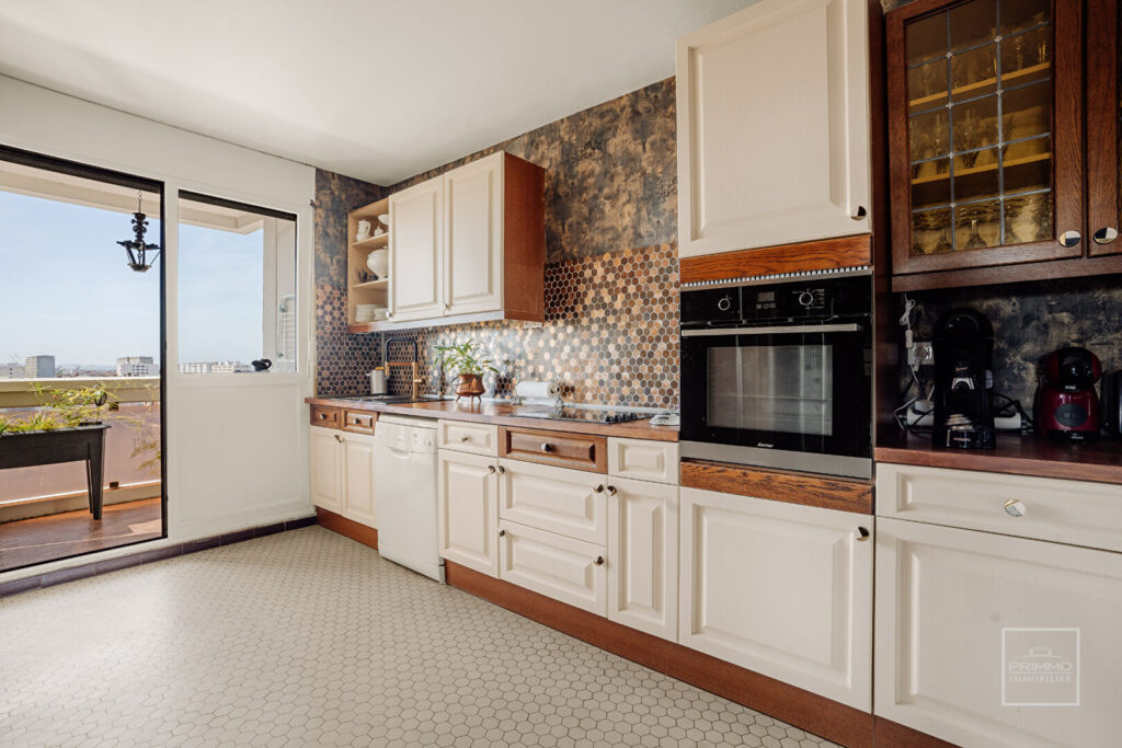 LYON 6, ETAGE ELEVE, 111.07m², BALCONS, GRAND GARAGE