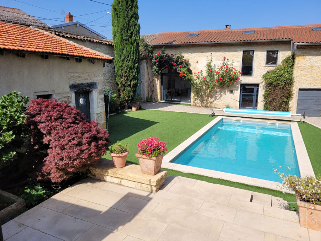 Marcilly d’azergues : Ancien Corps de ferme avec piscine