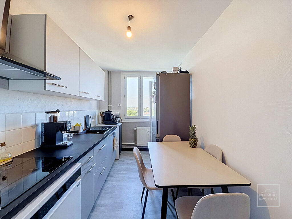Bel appartement, ancien T4, loué, proche des commerces et gares