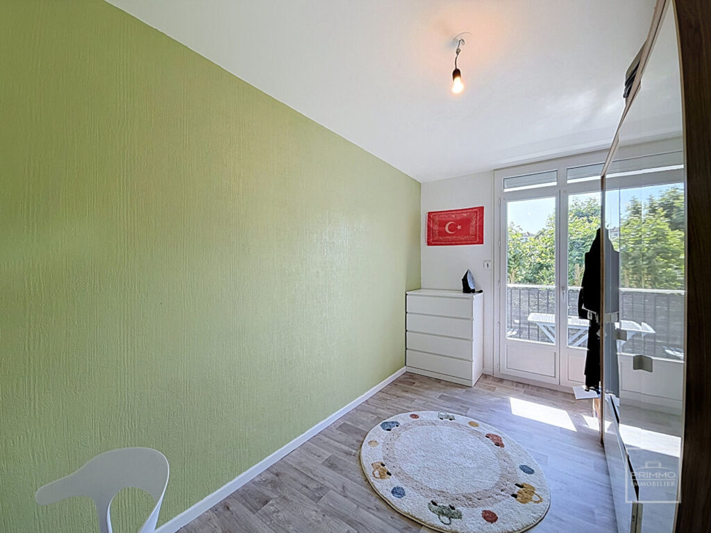 Bel appartement, ancien T4, loué, proche des commerces et gares