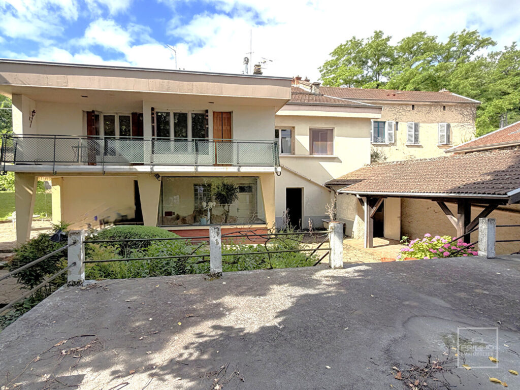 Collonges Au Mont d&rsquo;or- Maison 120m² à rénover avec dépendances, terrain arboré