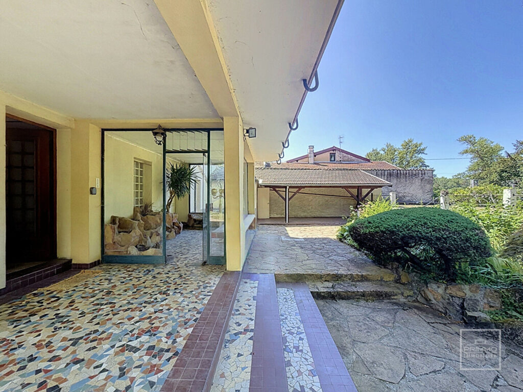 Collonges Au Mont d&rsquo;or- Maison 120m² à rénover avec dépendances, terrain arboré