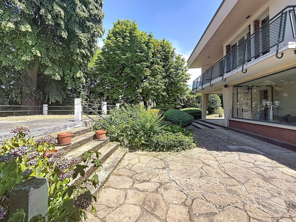 Collonges Au Mont d&rsquo;or- Maison 120m² à rénover avec dépendances, terrain arboré