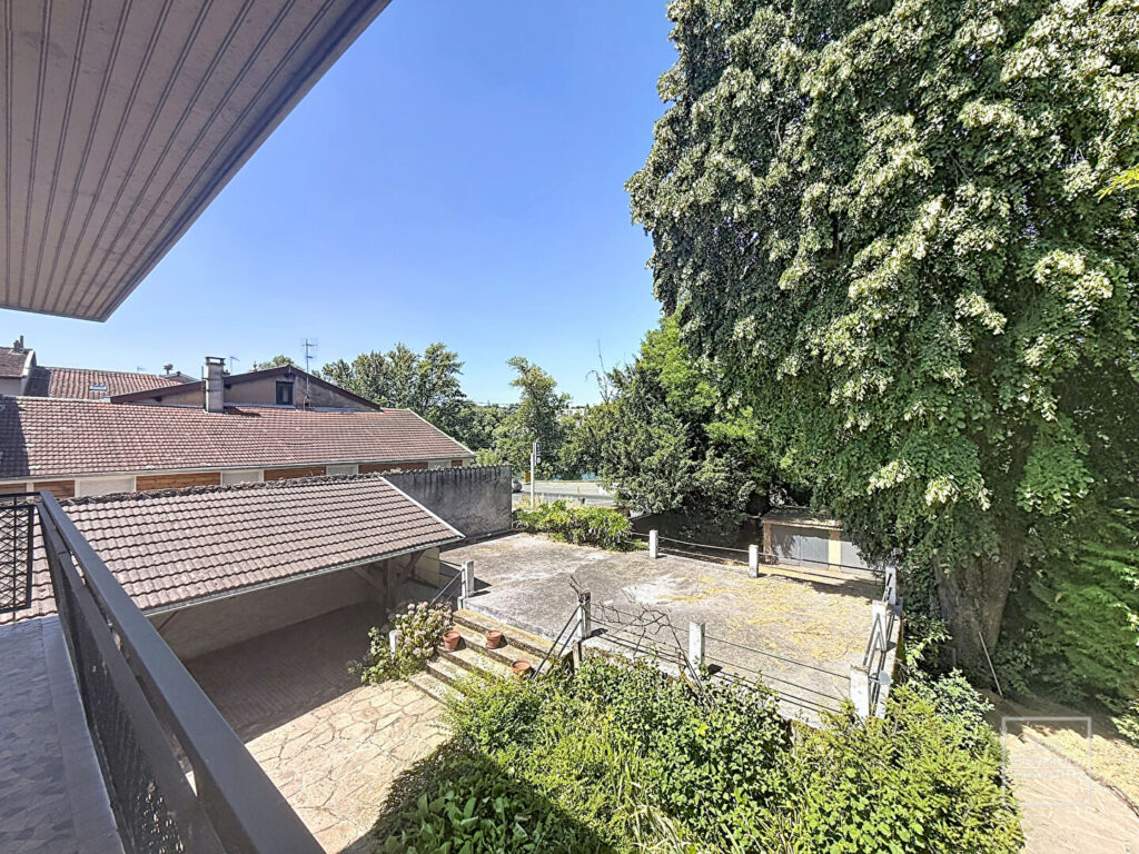 Collonges Au Mont d&rsquo;or- Maison 120m² à rénover avec dépendances, terrain arboré