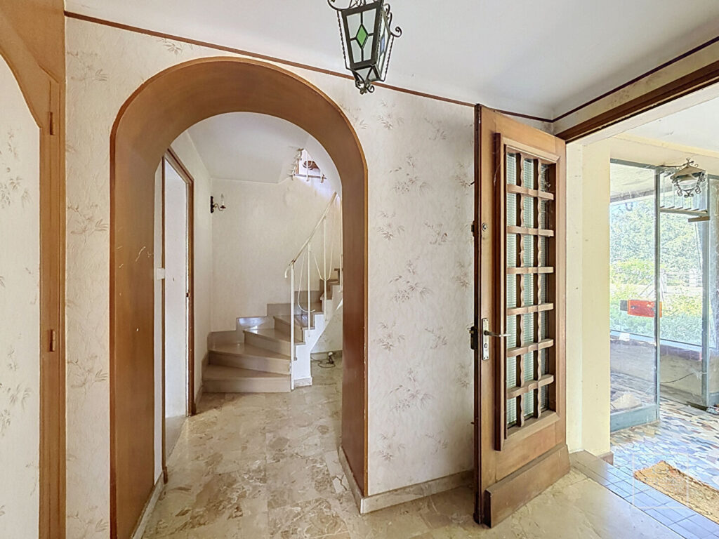 Collonges Au Mont d&rsquo;or- Maison 120m² à rénover avec dépendances, terrain arboré
