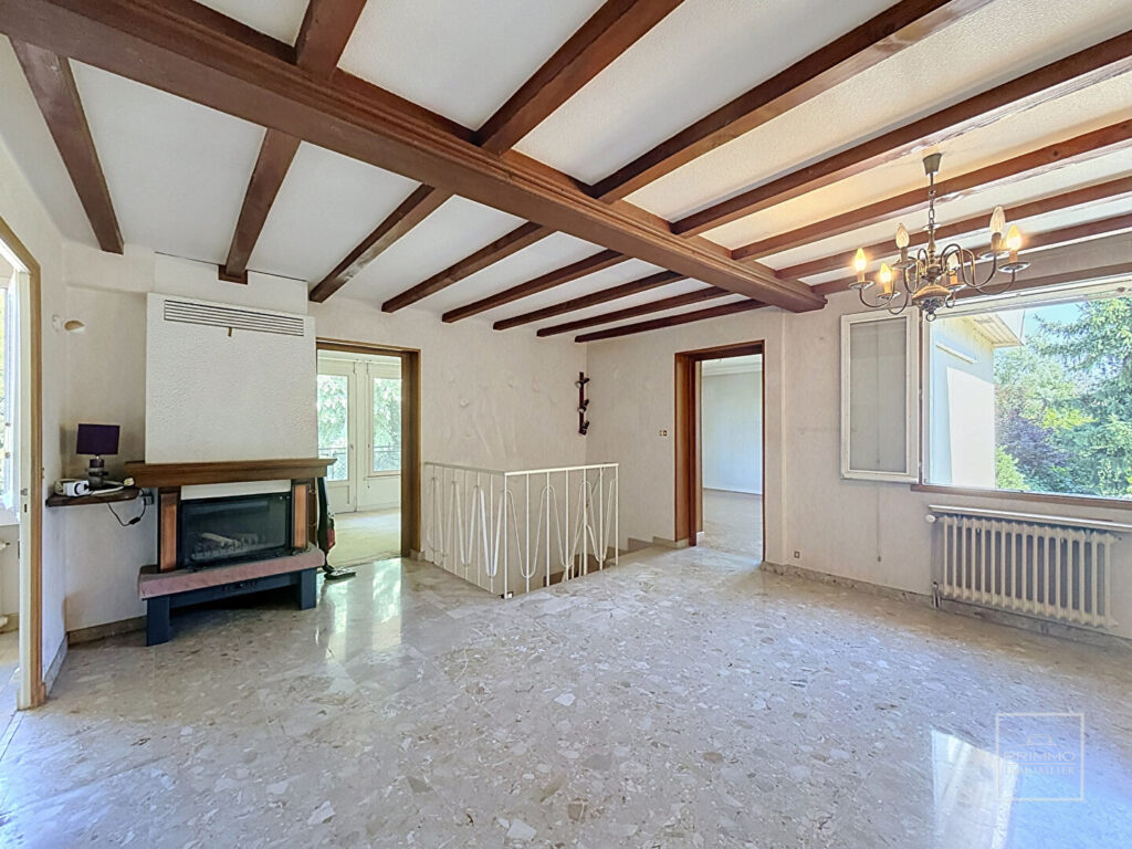 Collonges Au Mont d&rsquo;or- Maison 120m² à rénover avec dépendances, terrain arboré