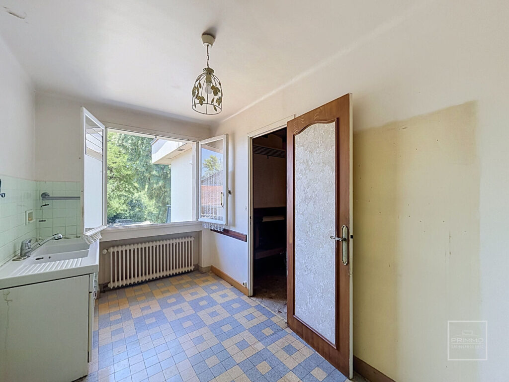 Collonges Au Mont d&rsquo;or- Maison 120m² à rénover avec dépendances, terrain arboré