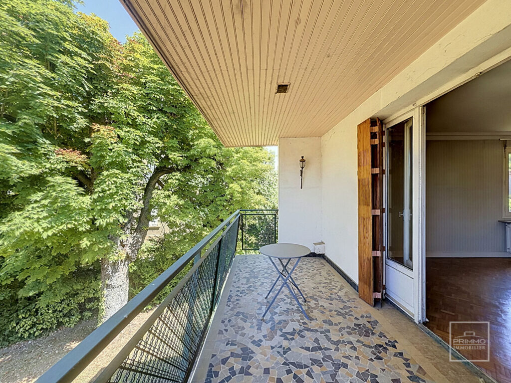 Collonges Au Mont d&rsquo;or- Maison 120m² à rénover avec dépendances, terrain arboré