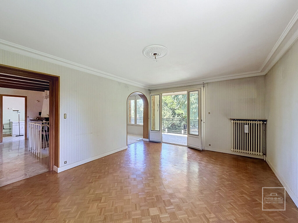 Collonges Au Mont d&rsquo;or- Maison 120m² à rénover avec dépendances, terrain arboré
