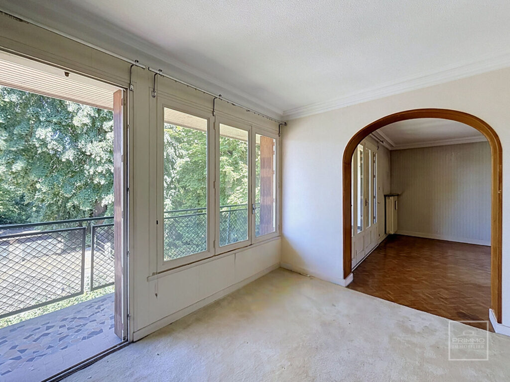 Collonges Au Mont d&rsquo;or- Maison 120m² à rénover avec dépendances, terrain arboré