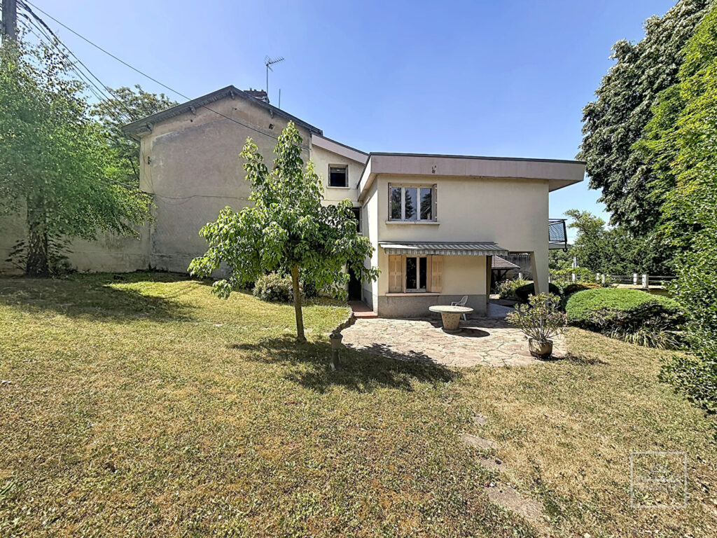 Collonges Au Mont d&rsquo;or- Maison 120m² à rénover avec dépendances, terrain arboré
