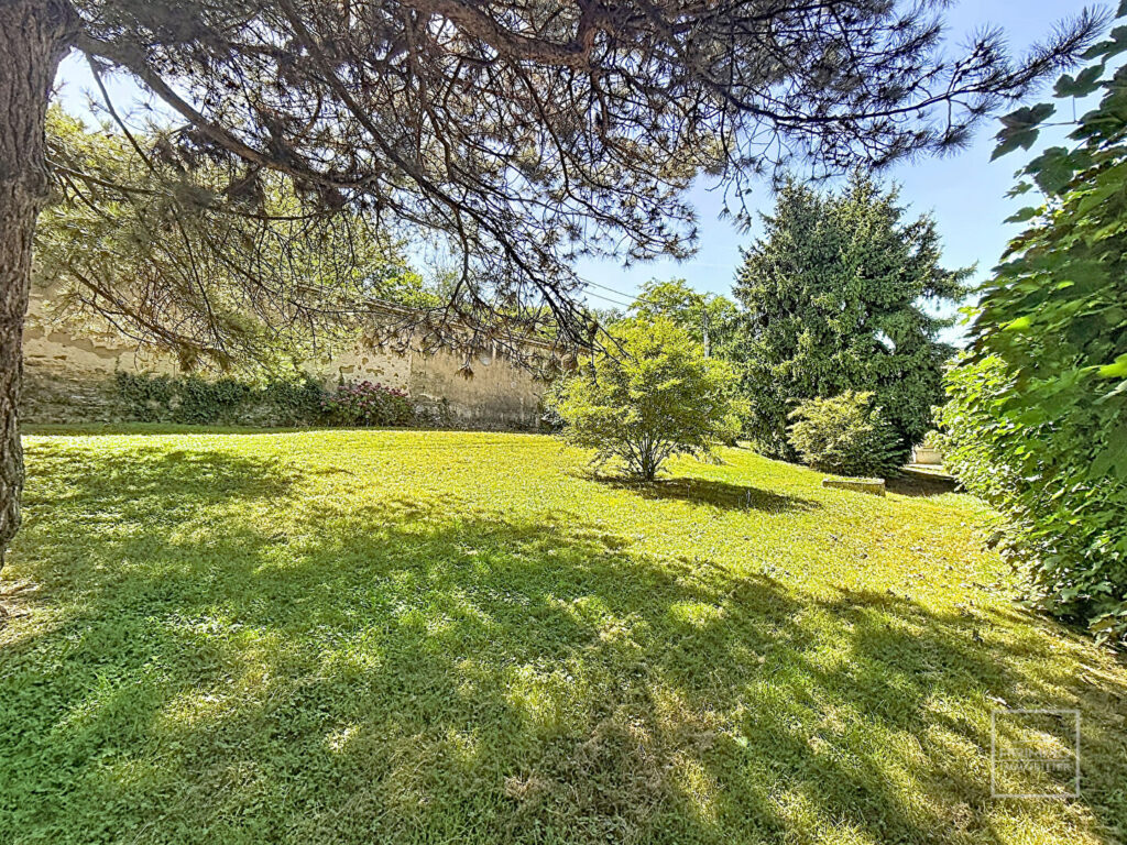 Collonges Au Mont d&rsquo;or- Maison 120m² à rénover avec dépendances, terrain arboré